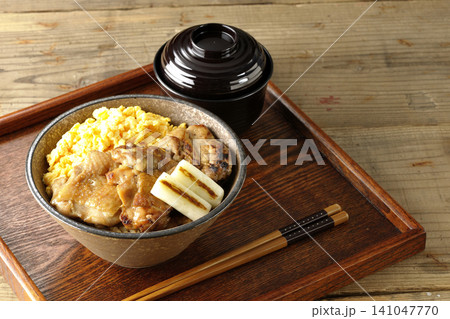 炒り卵と焼き長葱と炭火焼きチキン丼とお吸物のセット 炒り卵と焼き長葱と炭火焼きチキン丼とお吸物のセット 141047770