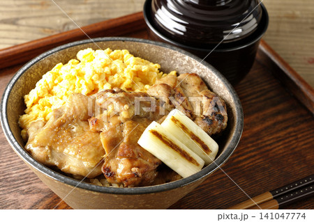 炒り卵と焼き長葱と炭火焼きチキン丼とお吸物のセット 141047774
