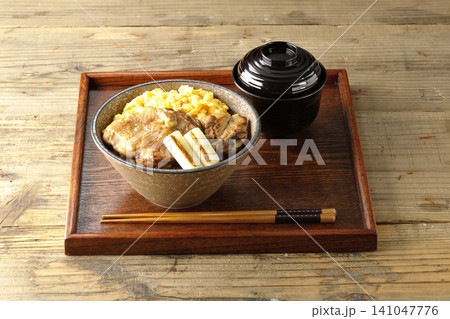 炒り卵と焼き長葱と炭火焼きチキン丼とお吸物のセット 141047776