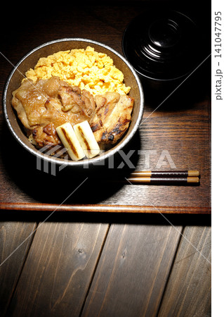 炒り卵と焼き長葱と炭火焼きチキン丼とお吸物のセット 炒り卵と焼き長葱と炭火焼きチキン丼とお吸物のセット 141047795