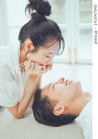 若いカップルの仲良し美容 若いカップルの仲良し美容 141047948
