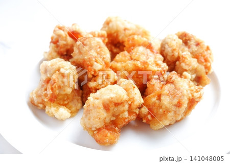 若鶏の唐揚げ - 揚げたてで美味しそうな、鶏の唐揚げ 141048005