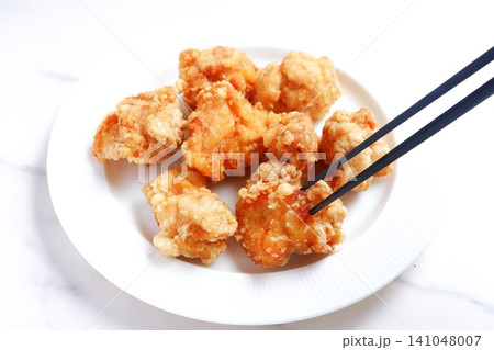 若鶏の唐揚げ - 揚げたてで美味しそうな、鶏の唐揚げ 若鶏の唐揚げ - 揚げたてで美味しそうな、鶏の唐揚げ 141048007