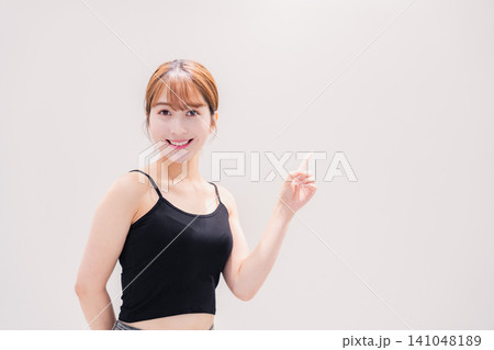 笑顔のアクティブな若い女性 141048189