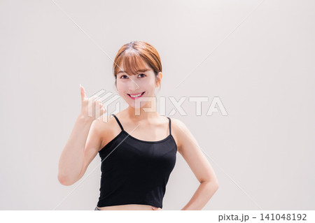 笑顔のアクティブな若い女性 141048192