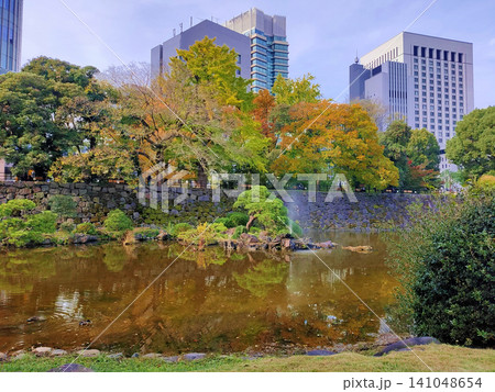 日比谷公園から覗くビル群 日比谷公園から覗くビル群 141048654