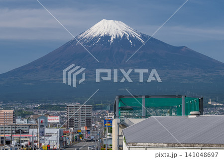 富士山夢の大橋から望む富士山と富士市の街並み 富士山夢の大橋から望む富士山と富士市の街並み 141048697
