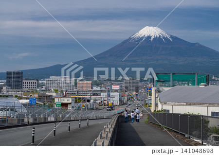 富士山夢の大橋から望む富士山と富士市の街並み 141048698