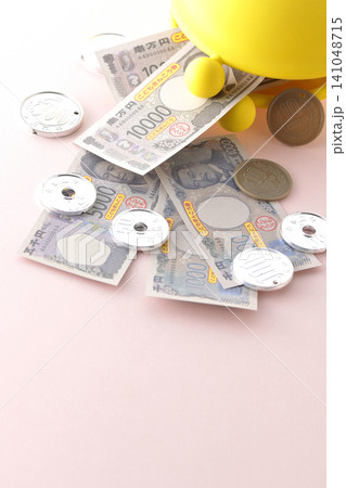 がま口のお財布とおもちゃのお金 がま口のお財布とおもちゃのお金 141048715