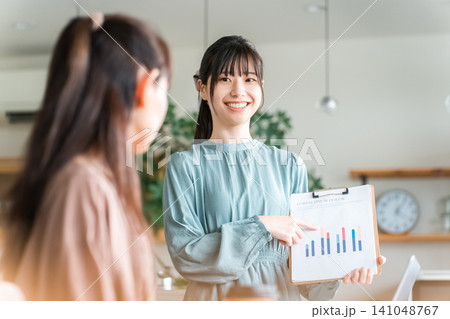 ミーティングや会議中に資料,グラフを使い説明,プレゼンするビジネスウーマン ミーティングや会議中に資料,グラフを使い説明,プレゼンするビジネスウーマン 141048767