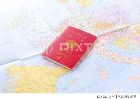 パスポート - パスポート(一般旅券10年用赤色)を用意して、海外旅行を計画しているイメージ パスポート - パスポート(一般旅券10年用赤色)を用意して、海外旅行を計画しているイメージ 141048974