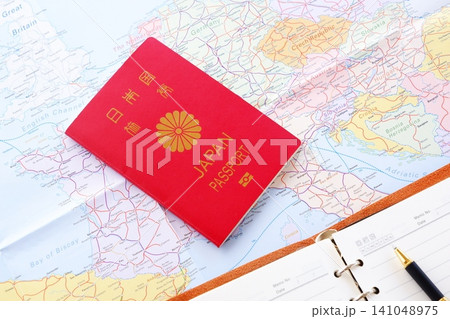 パスポート - パスポート(一般旅券10年用赤色)を用意して、海外旅行を計画しているイメージ パスポート - パスポート(一般旅券10年用赤色)を用意して、海外旅行を計画しているイメージ 141048975