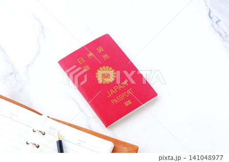 パスポート - パスポート（一般旅券10年用赤色）を用意して、海外旅行を計画しているイメージ 141048977