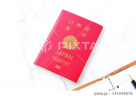 パスポート - パスポート(一般旅券10年用赤色)を用意して、海外旅行を計画しているイメージ パスポート - パスポート(一般旅券10年用赤色)を用意して、海外旅行を計画しているイメージ 141048978