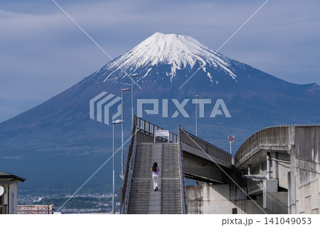 富士山夢の大橋から望む迫力ある富士山 141049053