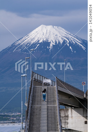 富士山夢の大橋から望む迫力ある富士山 富士山夢の大橋から望む迫力ある富士山 141049054