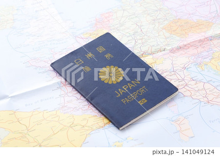 パスポート - パスポート（一般旅券5年用紺色）を用意して、海外旅行を計画しているイメージ 141049124