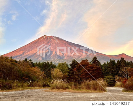 夕陽色に染まる富士山 夕陽色に染まる富士山 141049237
