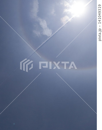 暈と太陽を貫くひこうき雲 暈と太陽を貫くひこうき雲 141049319