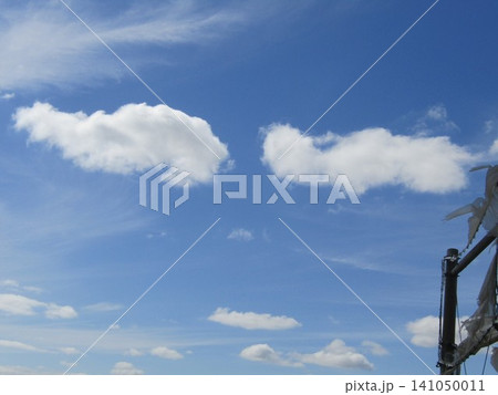 検見川浜海岸の六月の青空と白い雲 検見川浜海岸の六月の青空と白い雲 141050011