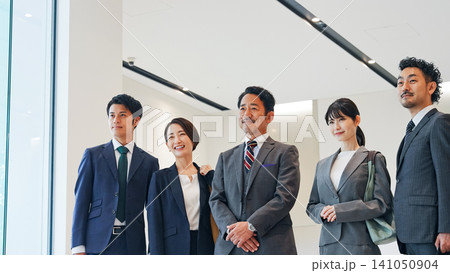 オフィスに整列するエグゼクティブビジネスパーソンのグループ 141050904