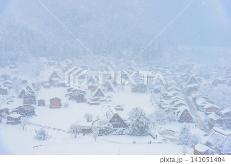 冬の白川郷 荻町城跡展望台から一望する雪降りしきる銀世界の合掌造り集落の全景風景 冬の白川郷 荻町城跡展望台から一望する雪降りしきる銀世界の合掌造り集落の全景風景 141051404