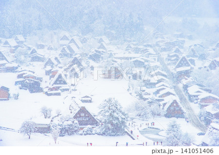 冬の白川郷 荻町城跡展望台から一望する雪降りしきる銀世界の合掌造り集落の全景風景 冬の白川郷 荻町城跡展望台から一望する雪降りしきる銀世界の合掌造り集落の全景風景 141051406