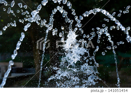 猛暑日に輝く噴水の水しぶき、夏の清涼感イメージ 猛暑日に輝く噴水の水しぶき、夏の清涼感イメージ 141051454