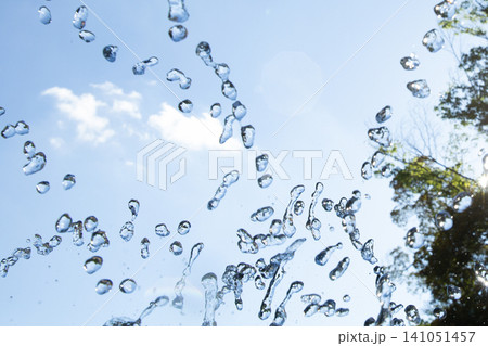 猛暑日に青空をバックにはじける噴水の水しぶき、夏の清涼感イメージ 猛暑日に青空をバックにはじける噴水の水しぶき、夏の清涼感イメージ 141051457