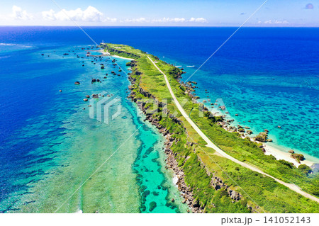 東平安名崎 岬と灯台 宮古島 ドローン空撮 東平安名崎 岬と灯台 宮古島 ドローン空撮 141052143