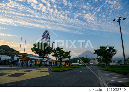富士川SAから望む夕暮れ時の富士山と大観覧車「Fuji Sky View」(静岡県) 富士川SAから望む夕暮れ時の富士山と大観覧車「Fuji Sky View」(静岡県) 141052740