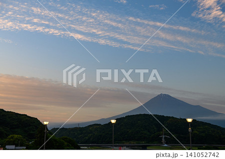 富士川SA(上り)から撮影した夕空の富士山(静岡県) 富士川SA(上り)から撮影した夕空の富士山(静岡県) 141052742