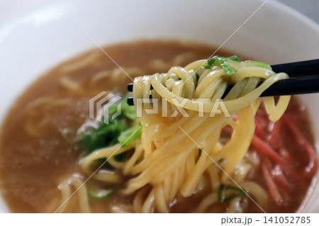 ラーメンを食べる ラーメンを食べる 141052785
