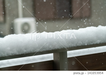 大雪が降り積もるバルコニーの手すりの冬景色クローズアップ 大雪が降り積もるバルコニーの手すりの冬景色クローズアップ 141053954