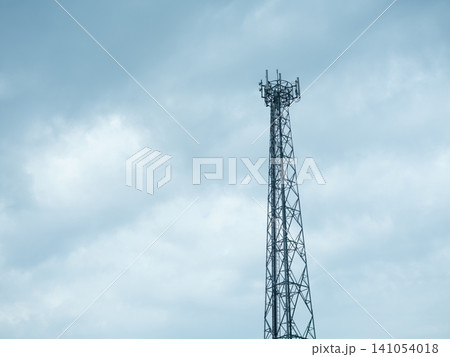 曇り空の下にそびえ立つ携帯電話の基地局電波塔　通信インフラの背景素材 141054018
