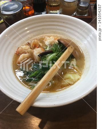 とある人気店の海老ワンタン麺 とある人気店の海老ワンタン麺 141054287