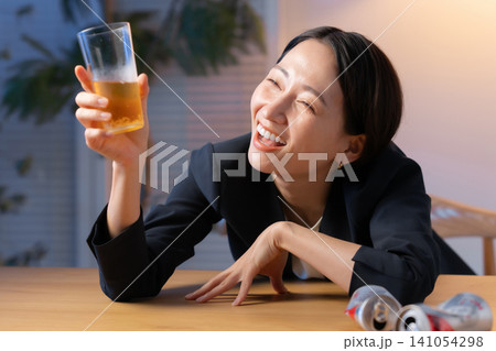 ビールを飲むスーツの女性 ビールを飲むスーツの女性 141054298