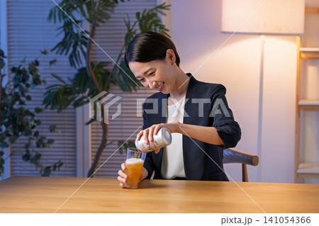 笑顔でお酒を飲む女性 笑顔でお酒を飲む女性 141054366