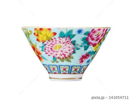 水色花柄ティーカップ ダリア柄 金彩 円錐形 白背景 水色花柄ティーカップ ダリア柄 金彩 円錐形 白背景 141054711