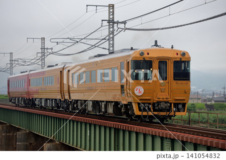 予讃線を走るキロ185系臨時特急伊予灘ものがたり大洲編 予讃線を走るキロ185系臨時特急伊予灘ものがたり大洲編 141054832