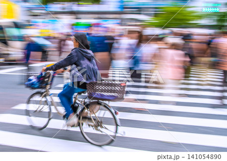 日本の東京都市景観青切符制度4月1日からだが…渋谷スクランブル交差点…狂気の危険運転自転車＝渋谷 141054890