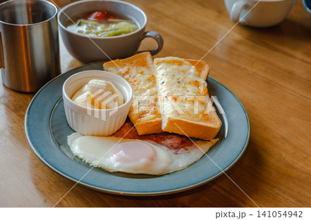 カフェ風の木製テーブルに置かれた朝食セットのワンプレート カフェ風の木製テーブルに置かれた朝食セットのワンプレート 141054942