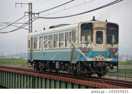 予讃線を走るキハ32型単行列車 予讃線を走るキハ32型単行列車 141055021