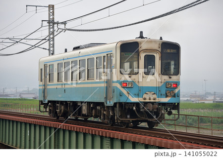 予讃線を走るキハ32型単行列車 予讃線を走るキハ32型単行列車 141055022