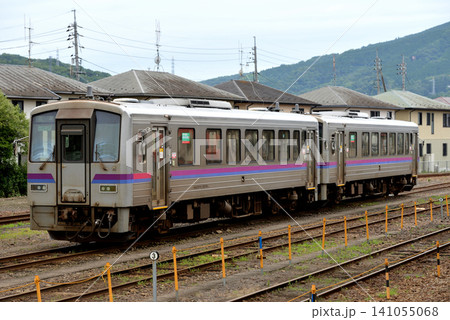駅構内に留置中のキハ120系気動車2両 141055068