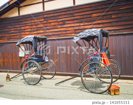 飛騨高山 上三之町 客待ちの人力車 飛騨高山 上三之町 客待ちの人力車 141055151