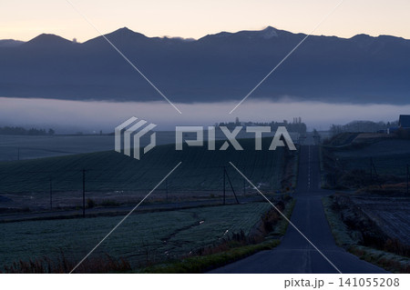 北海道美瑛 晩秋の雲海と丘と十勝連峰の幻想的な朝景色 観光素材 北海道美瑛 晩秋の雲海と丘と十勝連峰の幻想的な朝景色 観光素材 141055208