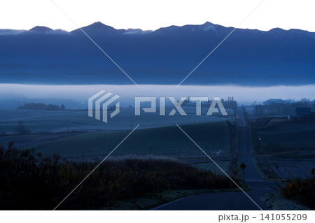 北海道美瑛 晩秋の雲海と丘と十勝連峰の幻想的な朝景色 観光素材 北海道美瑛 晩秋の雲海と丘と十勝連峰の幻想的な朝景色 観光素材 141055209