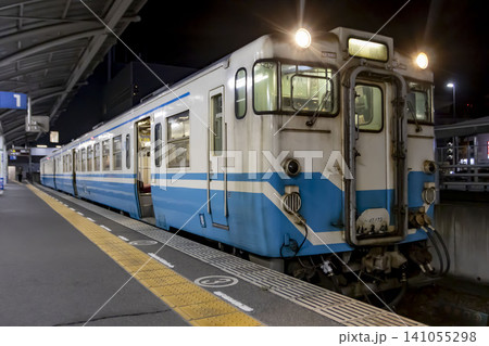 高松駅に停車中のキハ40 141055298