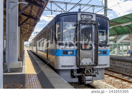 観音寺駅に停車する電車 観音寺駅に停車する電車 141055305